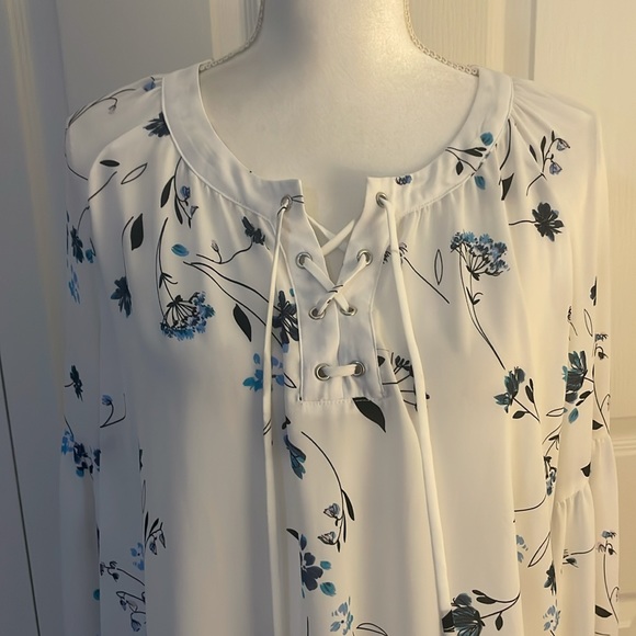 a.n.a. A New Approach SZ M Women’s Pullover tie front Blouse with Ruffle Hem - Picture 2 of 15